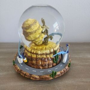 Rare Warner Bros. Road Runner and Wile E. Coyote Musical Snow Globe Vintage 1996